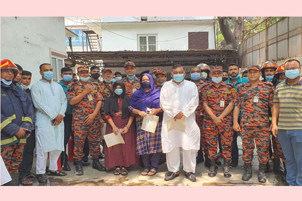 পরিবারের সদস্যদের নিয়ে আগুন নেভানোর প্রশিক্ষণ নিলেন স্বরাষ্ট্রমন্ত্রী
