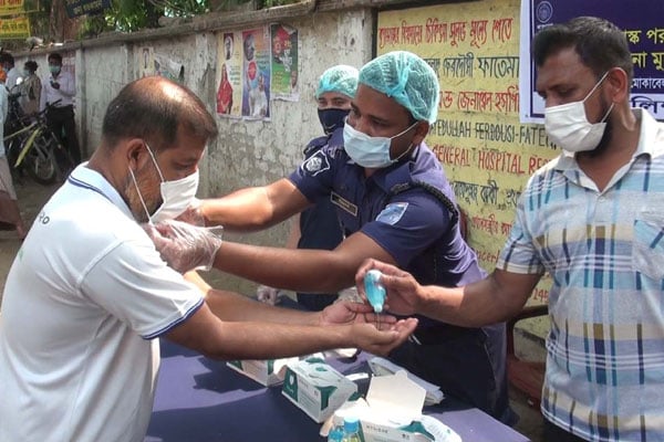 গোপালগঞ্জে পুলিশের পক্ষ থেকে মাস্ক ও হ্যান্ড স্যানিটাইজার বিতরণ
