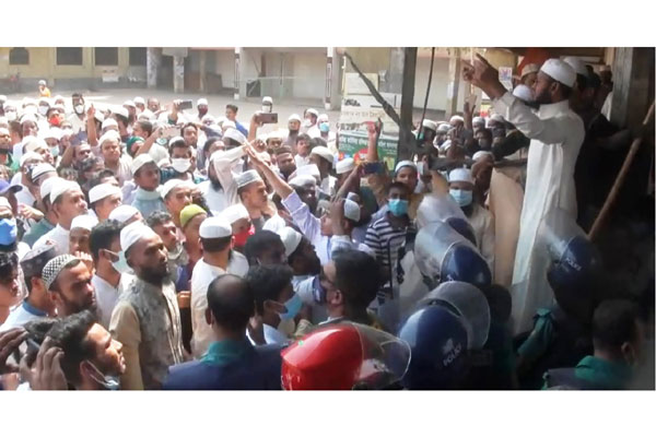 গাজীপুরে হেফাজত-পুলিশ ধাওয়া-পাল্টা ধাওয়া, আহত ২০