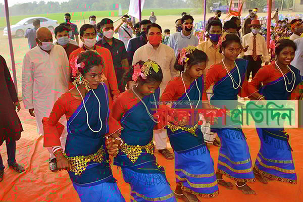 নেচে-গেয়ে বাহা উৎসব পালন নৃ-তাত্ত্বিক জনগোষ্ঠীর
