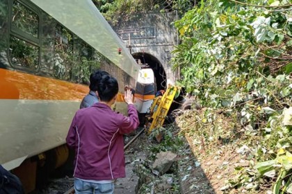 তাইওয়ানে টানেলের ভেতর ট্রেন লাইনচ্যুত, নিহত ৩৬