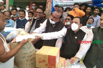 আওয়ামী লীগের ত্রাণ উপকমিটির করোনা প্রতিরোধ সামগ্রী বিতরণ অব্যাহত