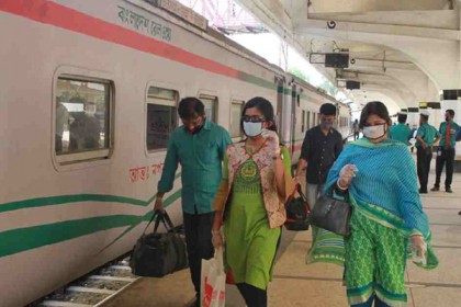 লকডাউনে বন্ধ থাকবে যাত্রীবাহী ট্রেন: রেলমন্ত্রী
