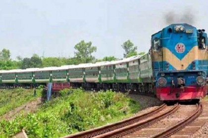 যাত্রীবাহী ট্রেন চলাচল সোমবার থেকে বন্ধ হচ্ছে 