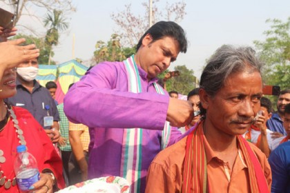 যে কারণে দলীয় কর্মীর চুল কেটে দিলেন মুখ্যমন্ত্রী

