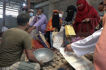 লকডাউনকে কেন্দ্র করে বরিশালের বাজারে ক্রেতাদের ভিড়