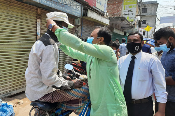 সংক্রমণ রোধে যুবদলের মাস্ক বিতরণ