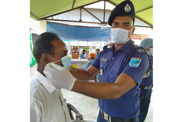 কালিয়াকৈরে পুলিশের  মাস্ক বিতরণ