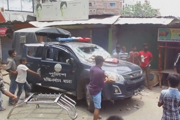 ২০২০ সালের পুলিশের গাড়ি ভাঙচুরের ভিডিও প্রচার!