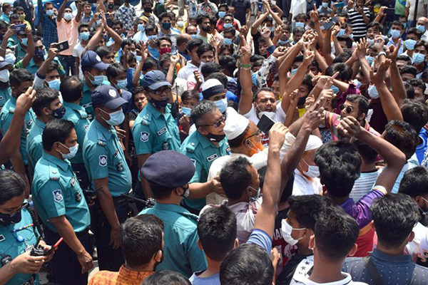 রাজশাহীতে মার্কেট খুলে রাখার দাবিতে ব্যবসায়ীদের বিক্ষোভ