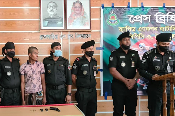 বঙ্গবন্ধুর ম্যুরাল ভাঙচুরকারী তরুণ অস্ত্র-গুলিসহ আটক