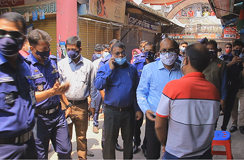 লকডাউনের প্রভাব নেই পাবনায়, কাজে আসছে না প্রশাসনের অনুরোধ