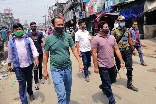 চকরিয়ায় লকডাউন না মানায় ৮১ হাজার টাকা জরিমানা