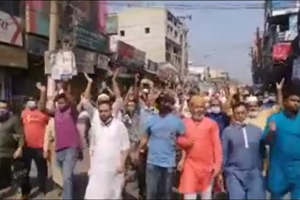 নোয়াখালীতে লকডাউনের প্রতিবাদে ব্যবসায়ীদের বিক্ষোভ