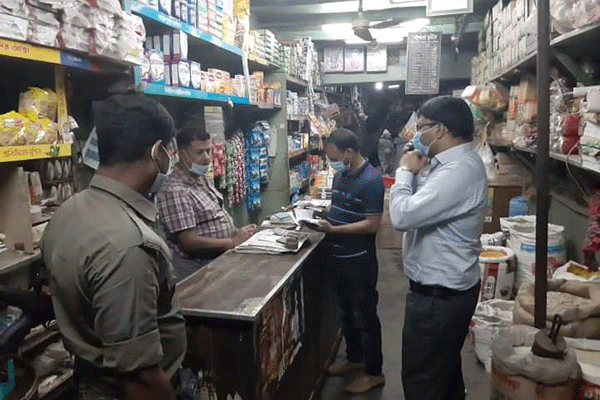 স্বাস্থ্যবিধি না মানায় বোয়ালমারীতে ২৪ পথচারীকে জরিমানা