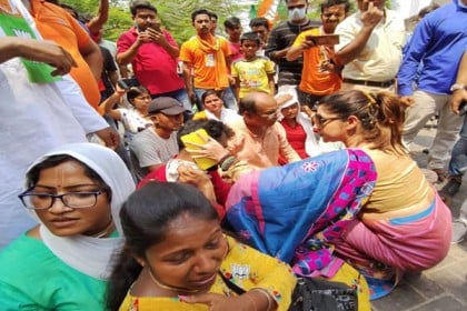 প্রচারে গিয়ে হেনস্থা, প্রতিকার চাইতে থানায় গিয়ে জুতা দেখলেন অভিনেত্রী পায়েল!