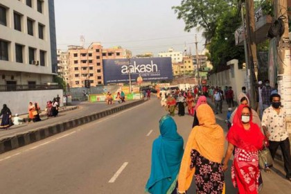 লকডাউন, তবুও রাজধানীর পথে পথে  মানুষের ভোগান্তি
