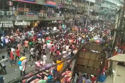 নিউমার্কেট এলাকায় আজও  দোকান মালিকদের বিক্ষোভ