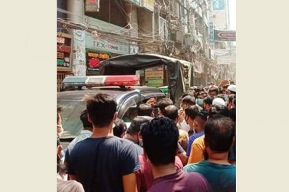 লকডাউন প্রত্যাহারের দাবিতে পুরান ঢাকায় ব্যবসায়ীদের বিক্ষোভ