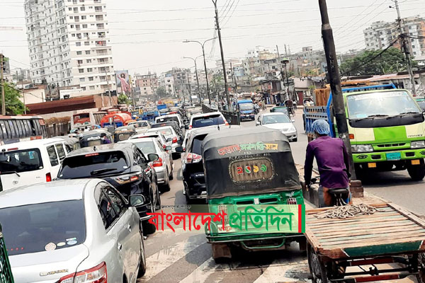 লকডাউনের দ্বিতীয় দিন: সব যানবাহনই রাস্তায়, নেই শুধু বাস