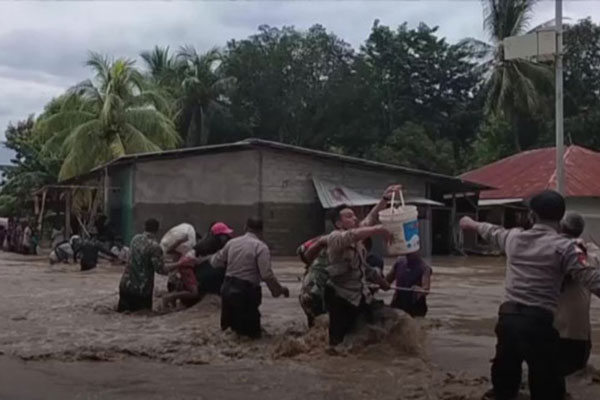 ইন্দোনেশিয়ায় বন্যা ও ভূমিধস; মৃতের সংখ্যা বেড়ে ১৩৩
