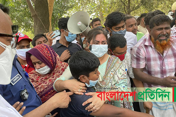 'ও আম্মু তোমার চুমু তো এখনো কপালে লেগে আছে, তুমি কথা বলো মা'