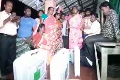 তৃণমূল নেতার বাড়িতে মিলল ইভিএম ও ভিভিপ্যাট, বরখাস্ত সেক্টর কর্মকর্তা