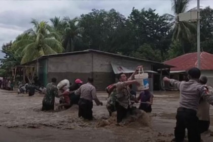 ইন্দোনেশিয়ায় বন্যা ও ভূমিধস; মৃতের সংখ্যা বেড়ে ১৩৩