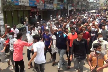 বরিশালে ঢিলেঢালা লকডাউন; দোকান খোলা রাখার দাবিতে ব্যবসায়ীদের বিক্ষোভ