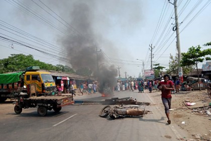 খুলনায় খাদ্য গুদামে শ্রমিকদের সড়ক অবরোধ, অগ্নিসংযোগ