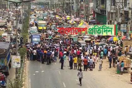 মার্কেট খুলে দেওয়ার দাবিতে সাভারে অবরোধ, বিক্ষোভ 
