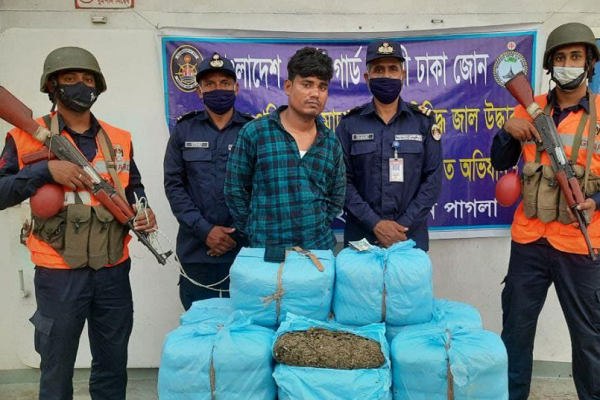 কোস্ট গার্ডের অভিযানে ২৪ কেজি গাঁজা উদ্ধার, আটক ১