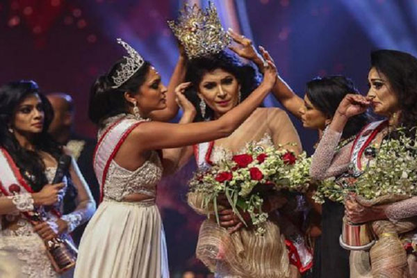 সুন্দরী প্রতিযোগিতার মঞ্চে মুকুট নিয়ে টানাটানি, বিউটি কুইনের মাথায় চোট