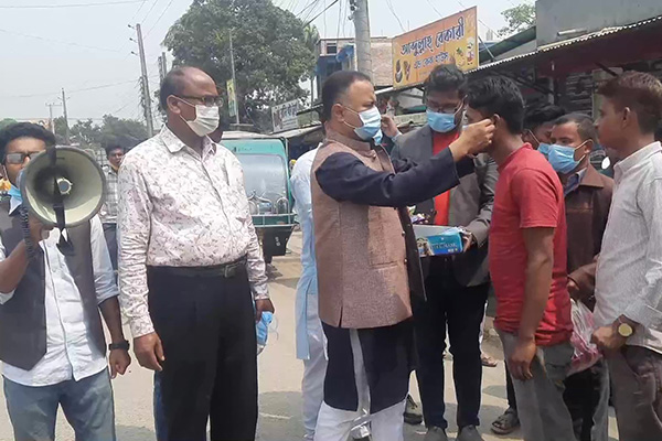 পঞ্চগড়ে পথচারীদের মাঝে মাস্ক বিতরণ