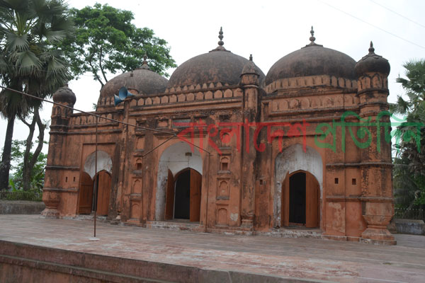 পৌনে চারশ’ বছরের দৃষ্টিনন্দন মসজিদ দেখতে দর্শনার্থীদের ভিড়