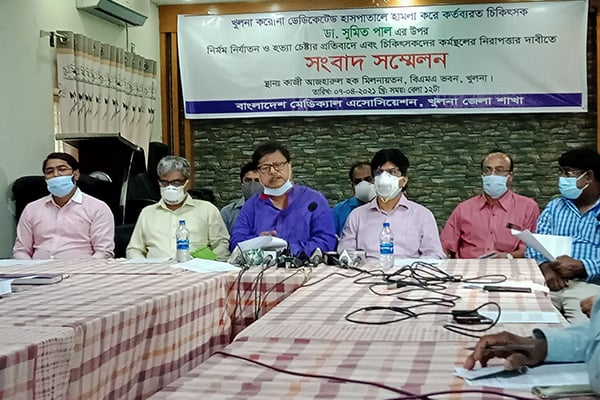 খুলনায় চিকিৎসককে মারধর, আসামি গ্রেফতারে ৪৮ ঘণ্টার আল্টিমেটাম