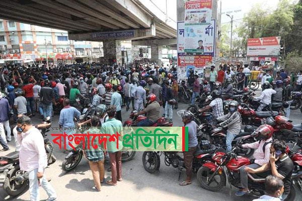 রাইড শেয়ারিং চালুর দাবিতে মগবাজারে বিক্ষোভ