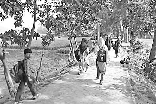 গেট বন্ধ রেখে চলে পাঠদান