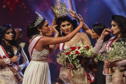সুন্দরী প্রতিযোগিতার মঞ্চে মুকুট নিয়ে টানাটানি, বিউটি কুইনের মাথায় চোট