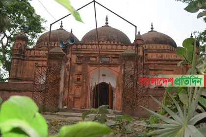 তিন জেলার মোহনায় পৌনে চারশ’ বছরের মসজিদ