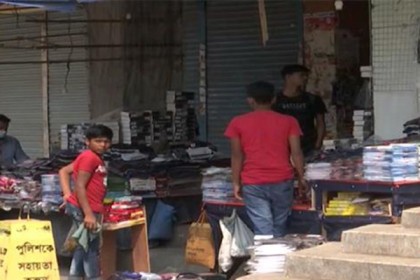 লকডাউনে নিউমার্কেটের সামনে খুলেছে অস্থায়ী দোকান