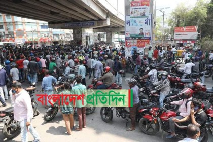 রাইড শেয়ারিং চালুর দাবিতে মগবাজারে বিক্ষোভ