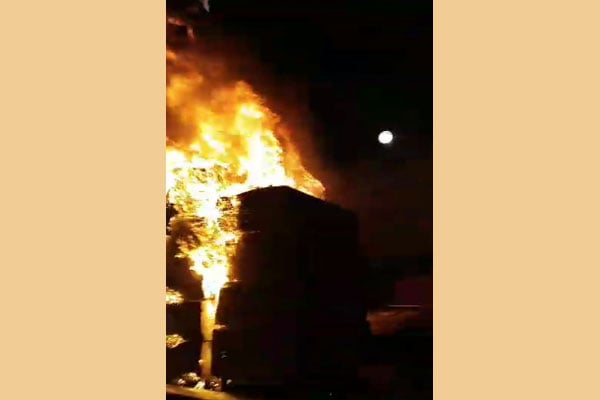 মাঝনদীতে আগুন, মালামালসহ পুড়ল ফেরির ৮টি ট্রাক 