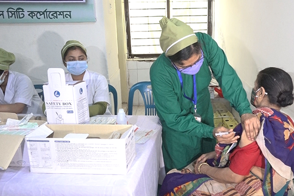 বরিশালে করোনার টিকার দ্বিতীয় ডোজ দেয়া শুরু