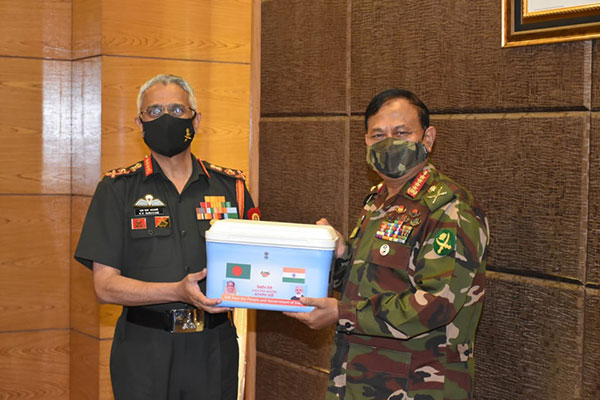 করোনার এক লাখ টিকা উপহার দিলেন ভারতীয় সেনাপ্রধান

