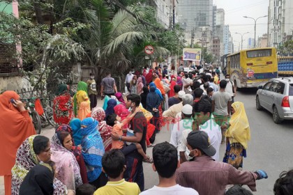 চলছে ‌‘কঠোর নিষেধাজ্ঞা’; বাড্ডায় টিসিবি’র পণ্য ক্রয়ে নেই নিরাপদ দূরত্ব