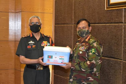 করোনার এক লাখ টিকা উপহার দিলেন ভারতীয় সেনাপ্রধান

