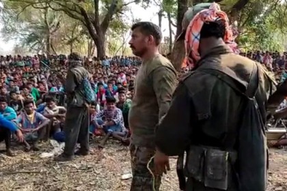 অপহৃত ভারতীয় সেনাকে মুক্তি দিল মাওবাদীরা
