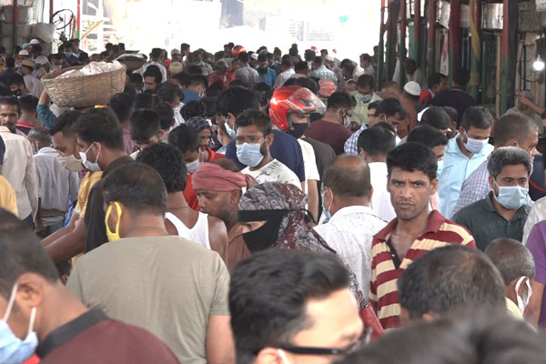 বরিশালের বাজারে মানুষের ভিড়  