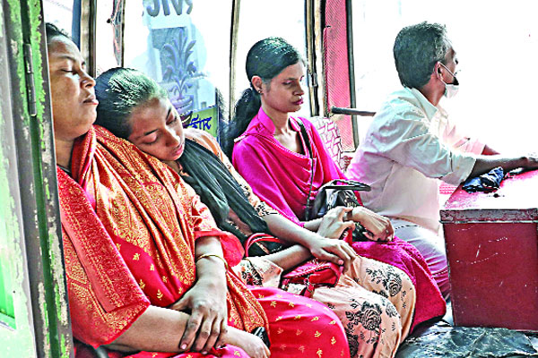 স্বাস্থ্যবিধি না মেনেই যাত্রী বহন